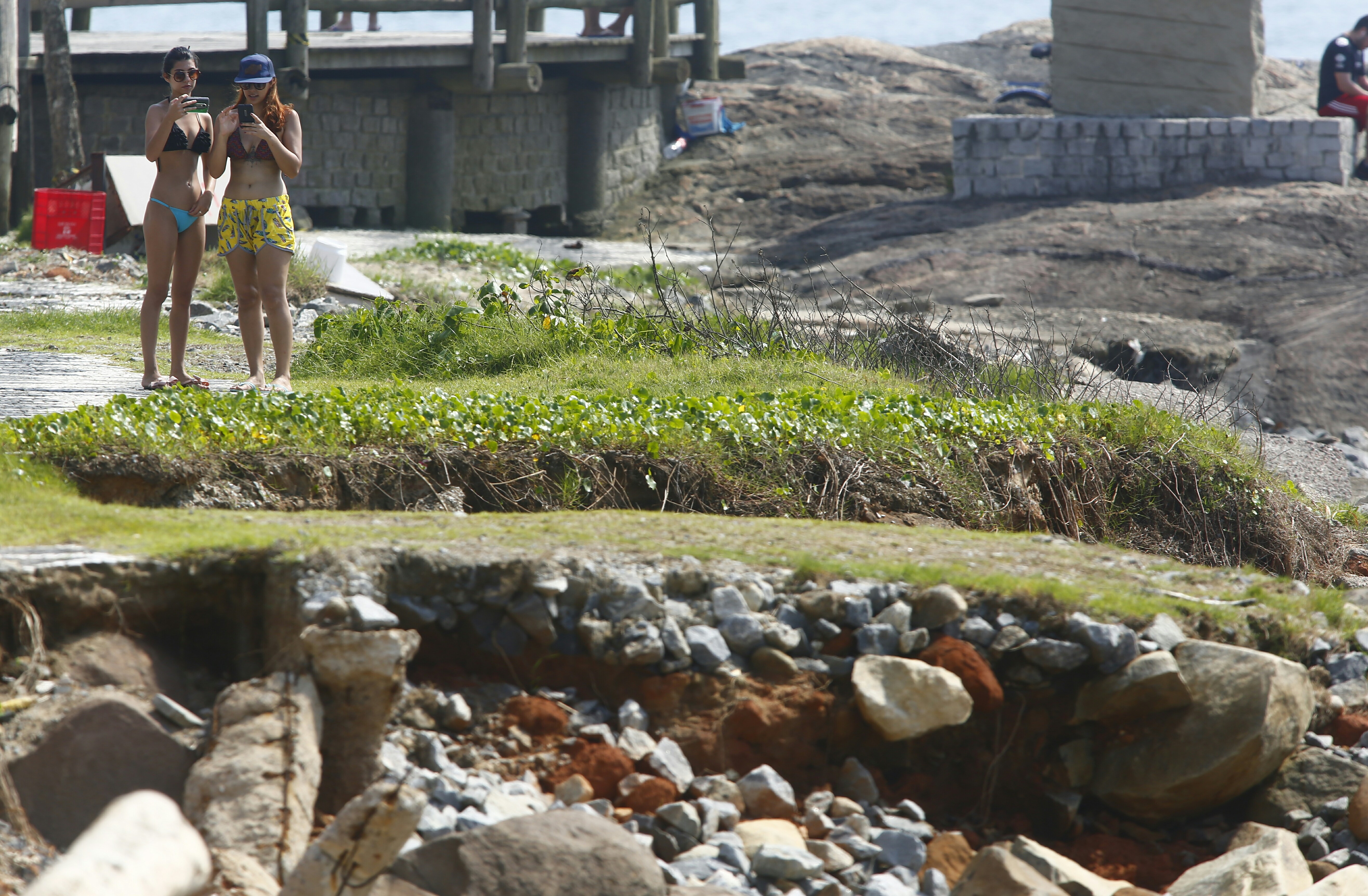 Calçadão de Matinhos danificado pela ressaca de outubro. | Lineu Filho/Gazeta do Povo