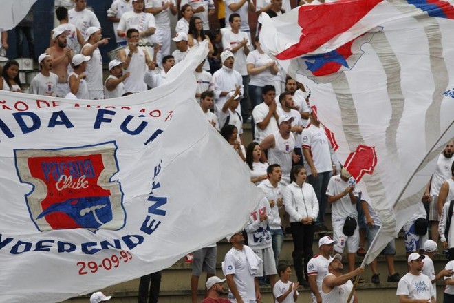 Torcida paranista incentiva o novo time do Paraná. Muita alegria de quem foi ao jogo, mas o público deixou a desejar. | Antonio More/Gazeta do Povo