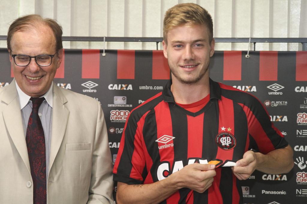 “Acho esse termo ‘joia’ uma bobeira”, diz o atacante Luis Henrique, do Atlético. Ao lado o presidente do clube, Luiz Sallim Emed. | Rodrigo Felix Leal/Gazeta do Povo