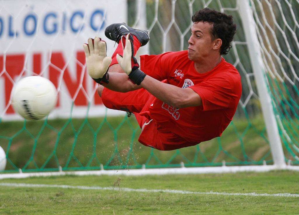 Danilo defende pênalti pelo Cianorte no Paranaense de 2008. | Rodolfo BUHRER/Arquivo GRPCOM