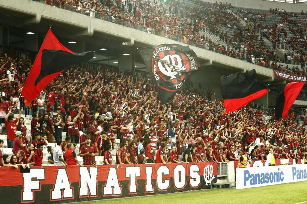 Faixa da torcida organizada foi autorizada pela diretoria. | Hugo Harada/Gazeta do Povo