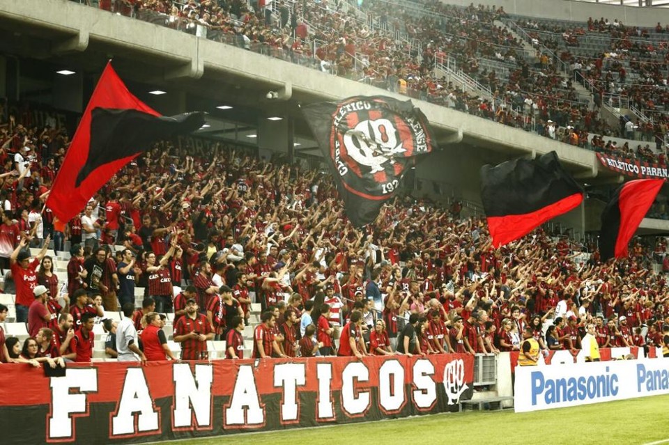 Faixa da torcida organizada foi autorizada pela diretoria. | Hugo Harada/Gazeta do Povo
