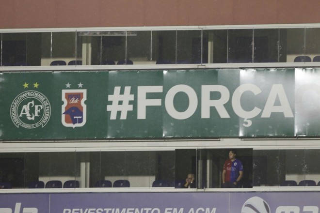 Uma placa com a mensagem “Força Chape” também foi exibida na Vila. | Antônio More/Gazeta do Povo