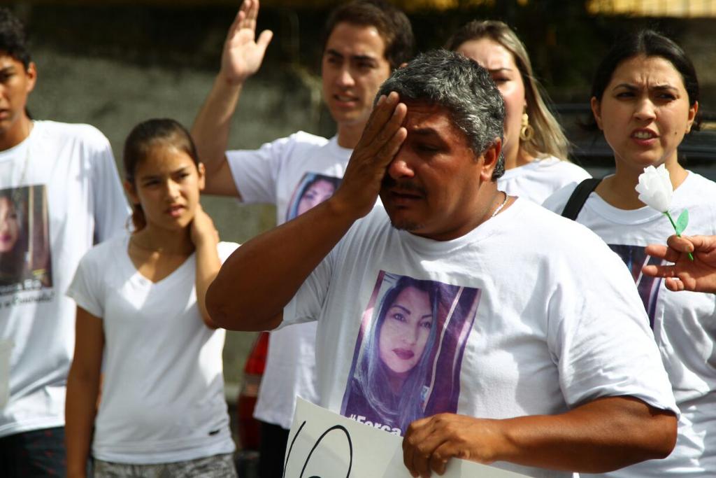 Francisco Leite, marido de Rosária Miranda, no protesto desta quarta-feira no Centro Cívico. | Daniel Castellano/Gazeta do Povo