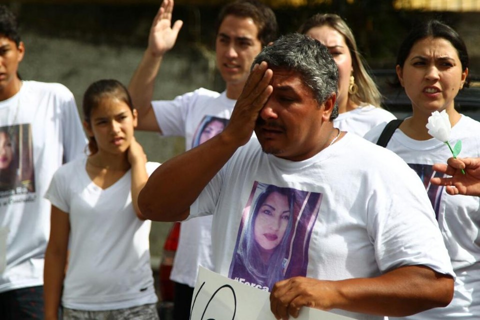 Francisco Leite, marido de Rosária Miranda, no protesto desta quarta-feira no Centro Cívico. | Daniel Castellano/Gazeta do Povo