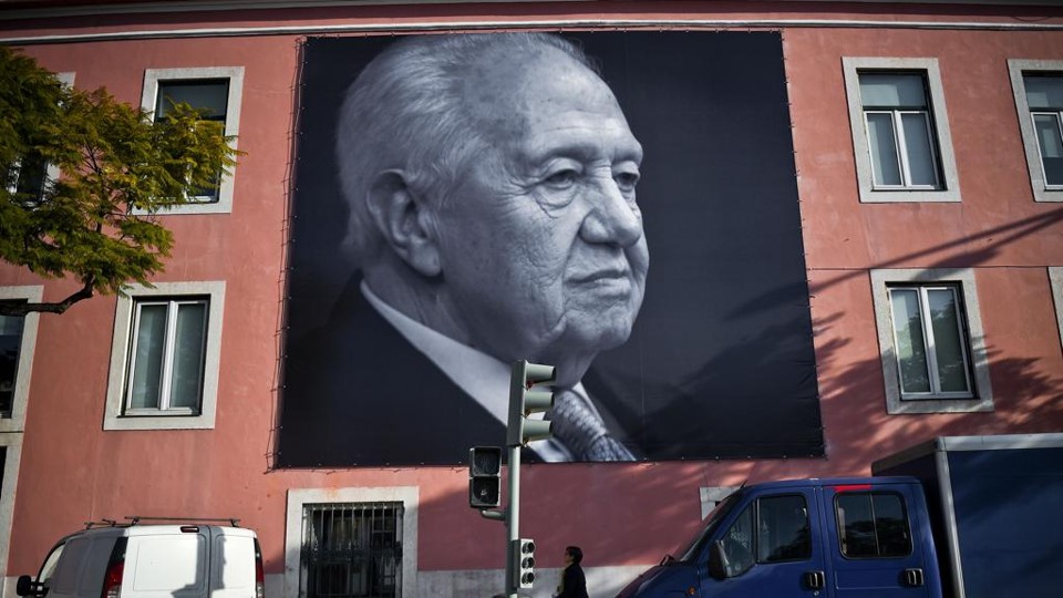 A foto de Mário Soares é exibida na sede do Partido Socialista de Portugal , em Lisboa | PATRICIA DE MELO MOREIRA/AFP
