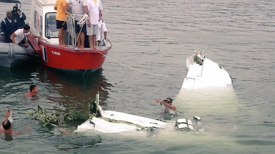 Destroços do avião no mar de Paraty | Reprodução/Twitter @aeroagora