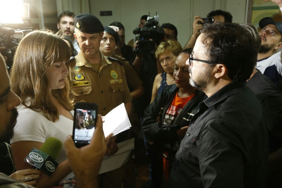 Oficial de Justiça informa professores sobre decisão da Justiça | Hugo Harada/Gazeta do Povo