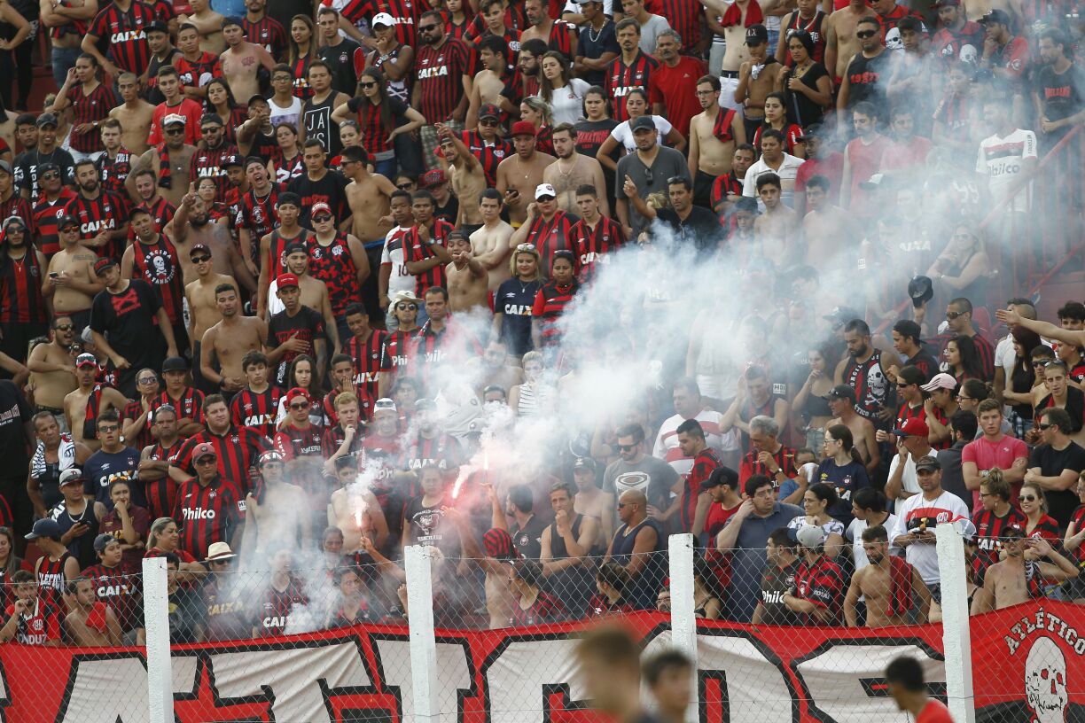 Torcida do Atlético esteve presente em Paranaguá para a estreia no Estadual 2017. | Jonathan Campos /Gazeta do Povo