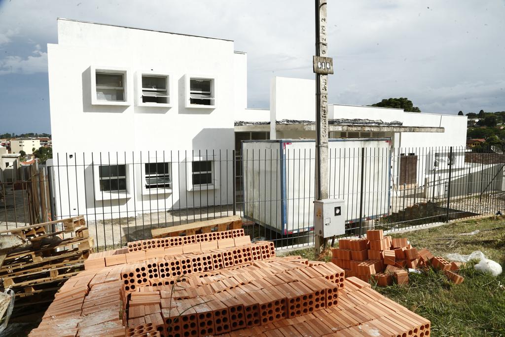 As obras da UBS Jardim Aliança, na rua José Ursulino Filho, no Santa Cândida, que estão paradas | Hugo Harada/Gazeta do Povo