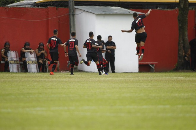 Atleticanos comemoram gol de Matheus Anjo. tento abriu o placar em Paranaguá | Jonathan Campos Gazeta do Povo