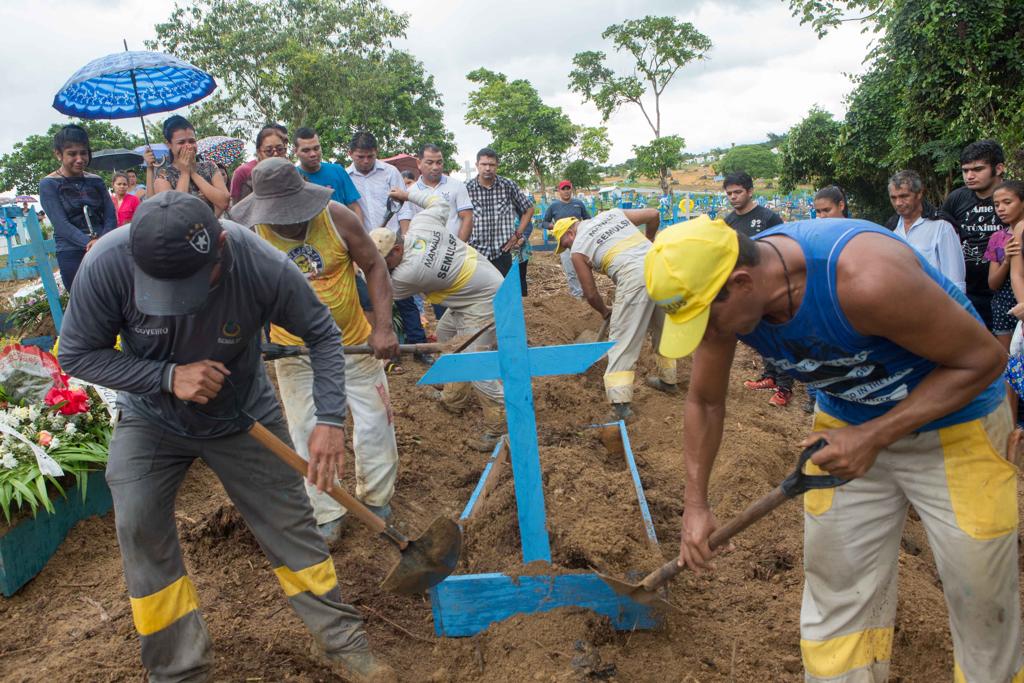 Enterro de uma das vítimas da chacina no Complexo Penitenciário Anísio Jobim: muitos morreram decapitados | Daniel Teixeira/Estadão Conteúdo
