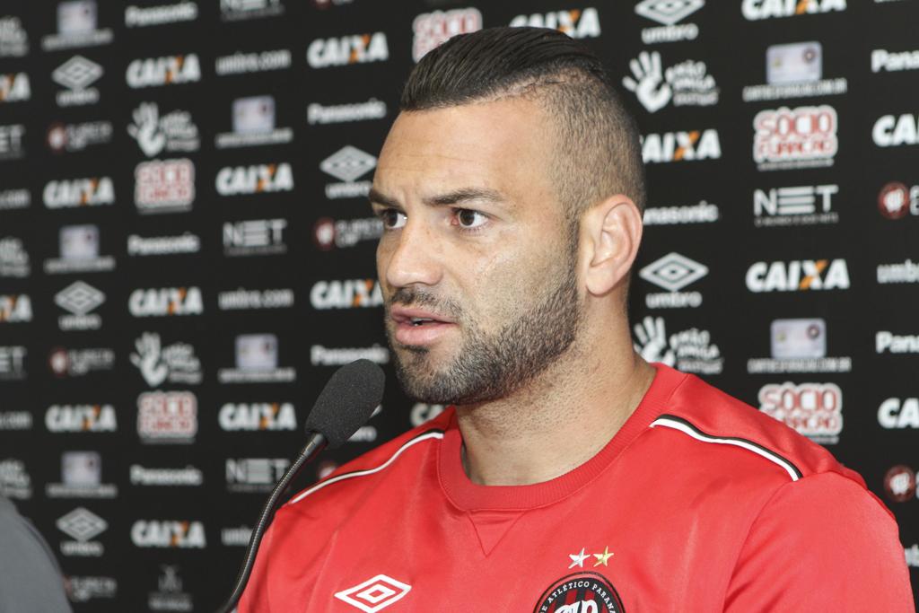 O goleiro Weverton, que não jogou contra o Peñarol porque estava defendendo a seleção brasileira, será usado pelo Atlético em Paranaguá. | Rodrigo Felix Leal/Gazeta do Povo