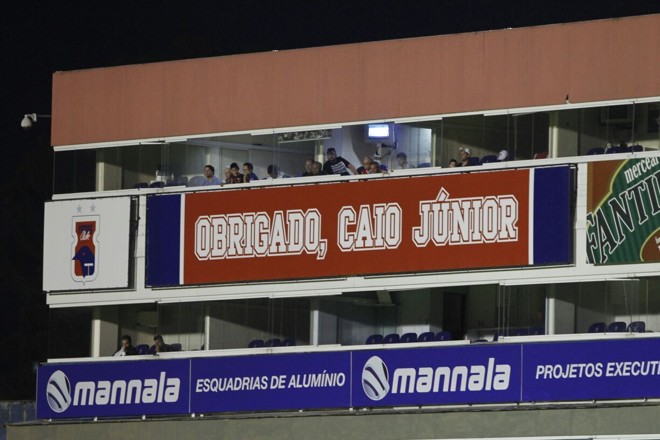 Técnico Caio Júnior, uma das vítimas fatais do acidente com a Chapecoense, também foi homenageado com uma placa. | Antônio More/Gazeta do Povo