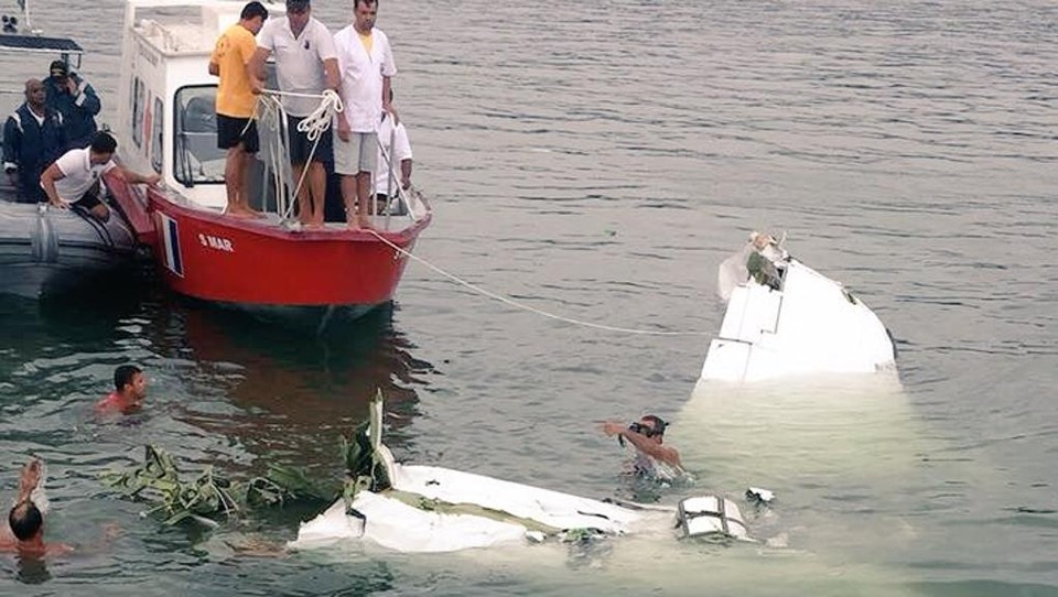 Equipes de resgate trabalham para retirar o avião da água em Paraty | Reprodução/Twitter @aeroagora