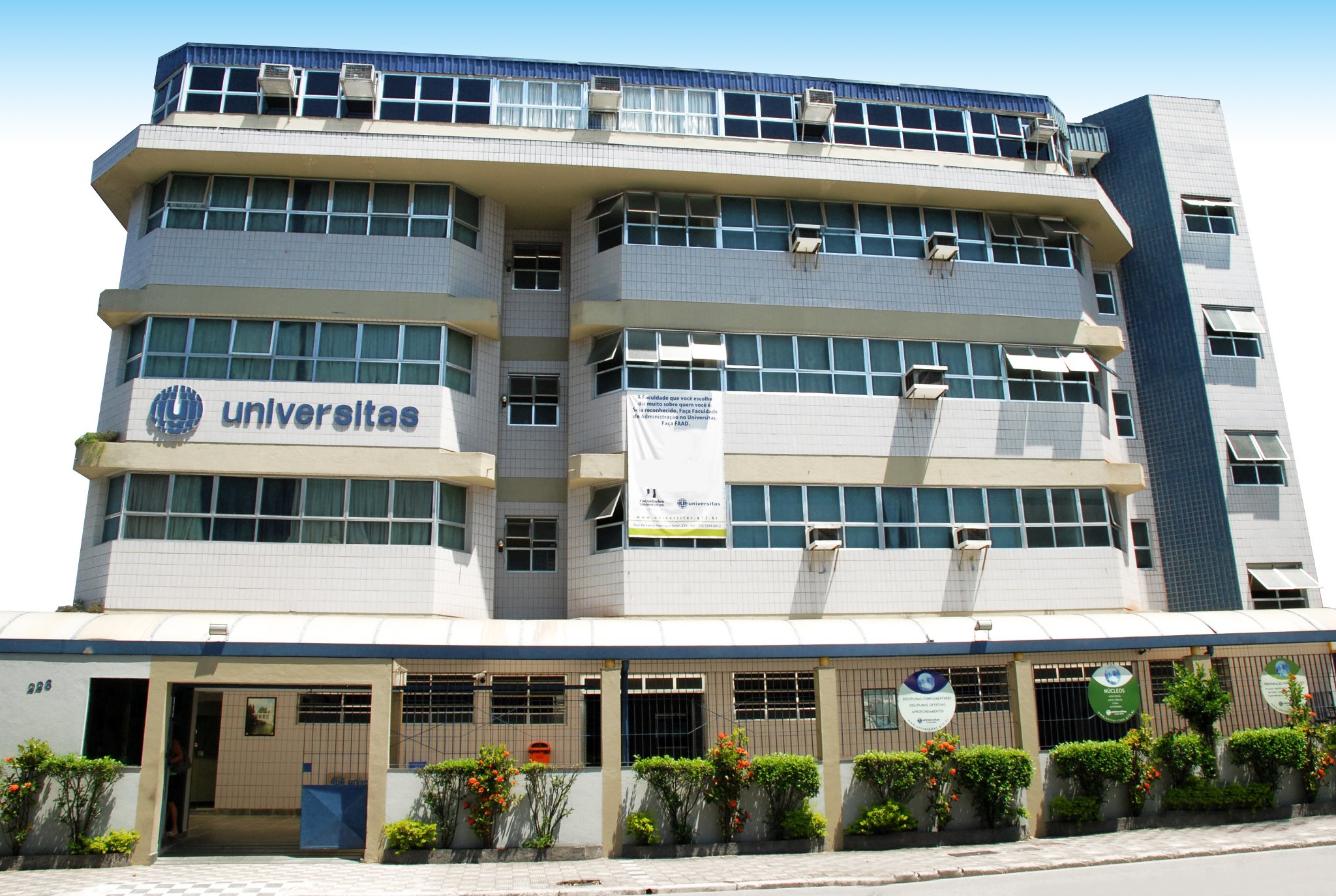 O Colégio Universitas, no bairro da Ponta da Praia, em Santos | Reprodução/Facebook