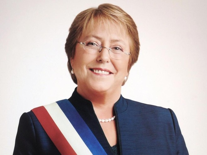 A presidente do Chile, Michelle Bachelet, carrega a faixa presidencial em sua foto oficial. | Divulgação