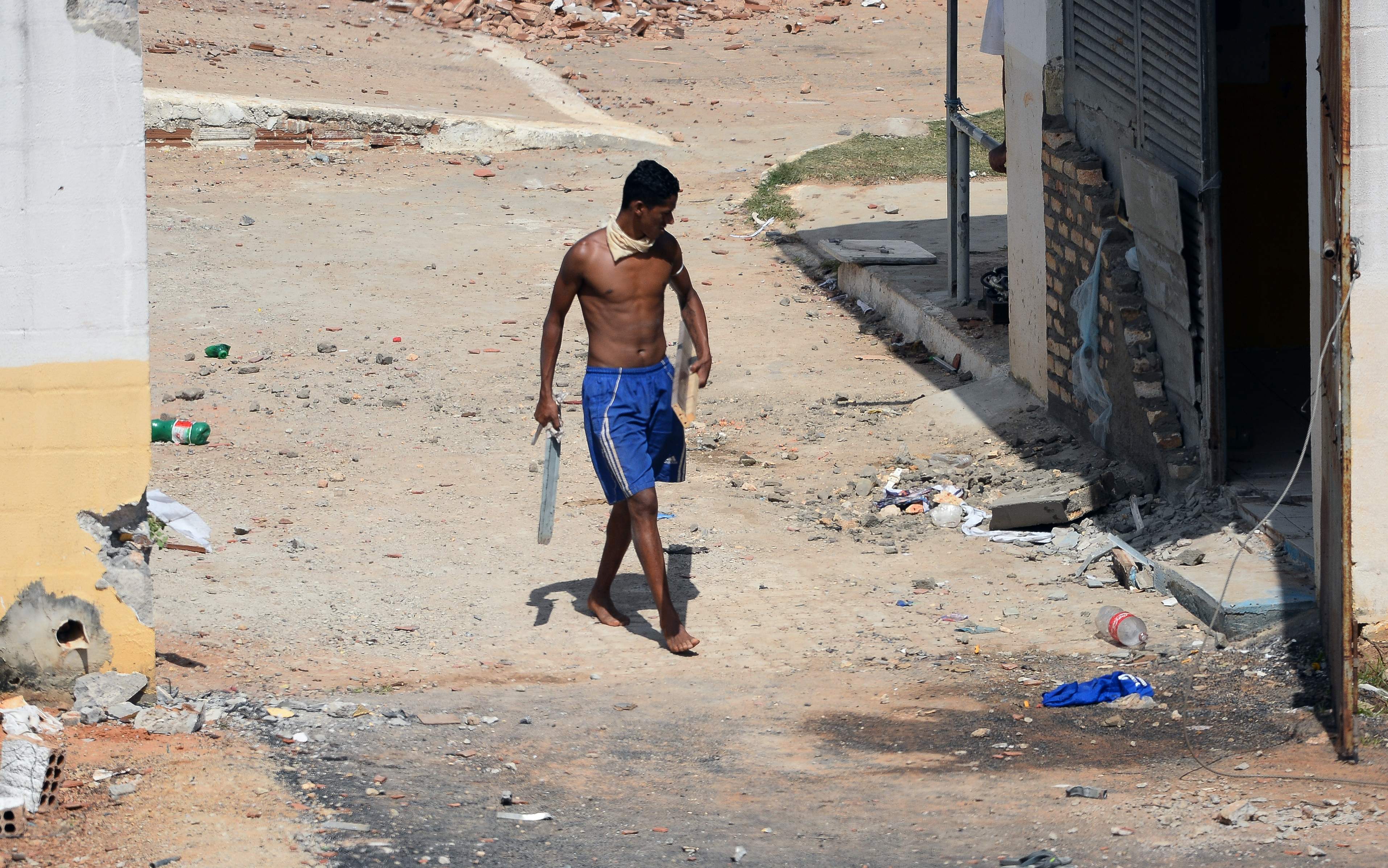 Preso caminha próximo a pavilhão destruído durante rebelião em Alcaçuz | Andressa Anholete/AFP