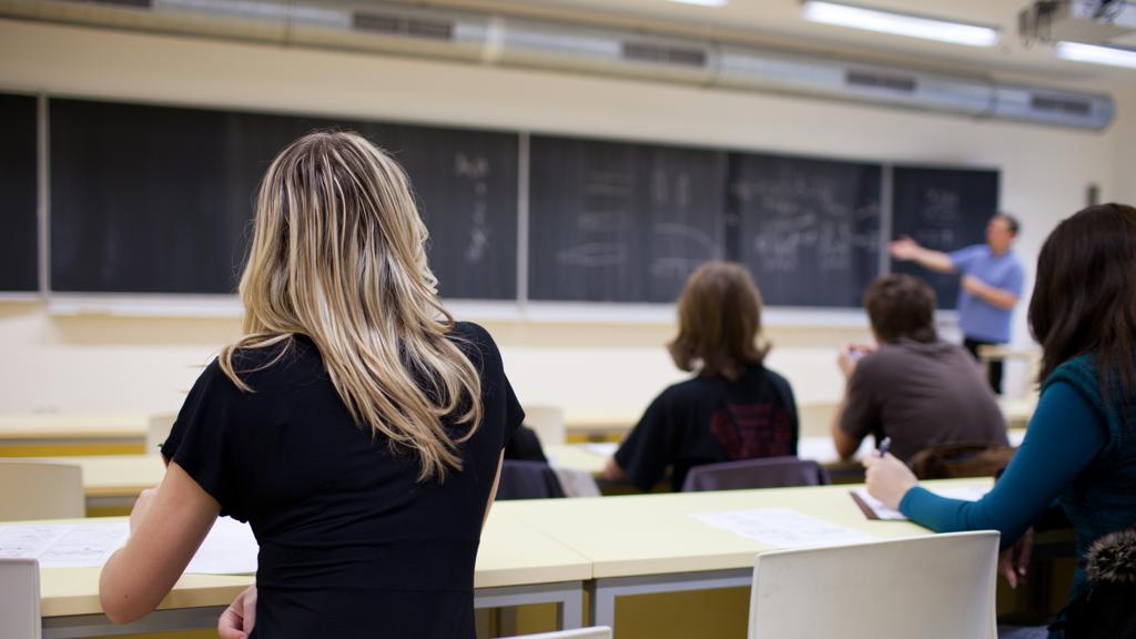 Estudantes podem recorrer a programas alternativos de crédito para não interromper estudos. | Bigstock/