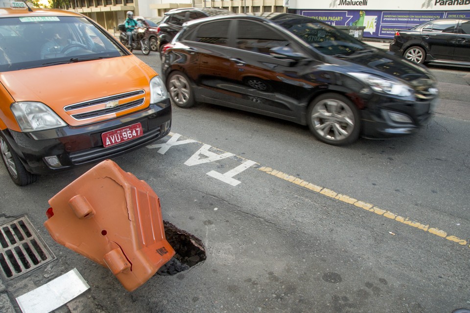 Buraco aberto em ponto de táxi na Rua Visconde de Nácar. | Hugo Harada/Gazeta do Povo
