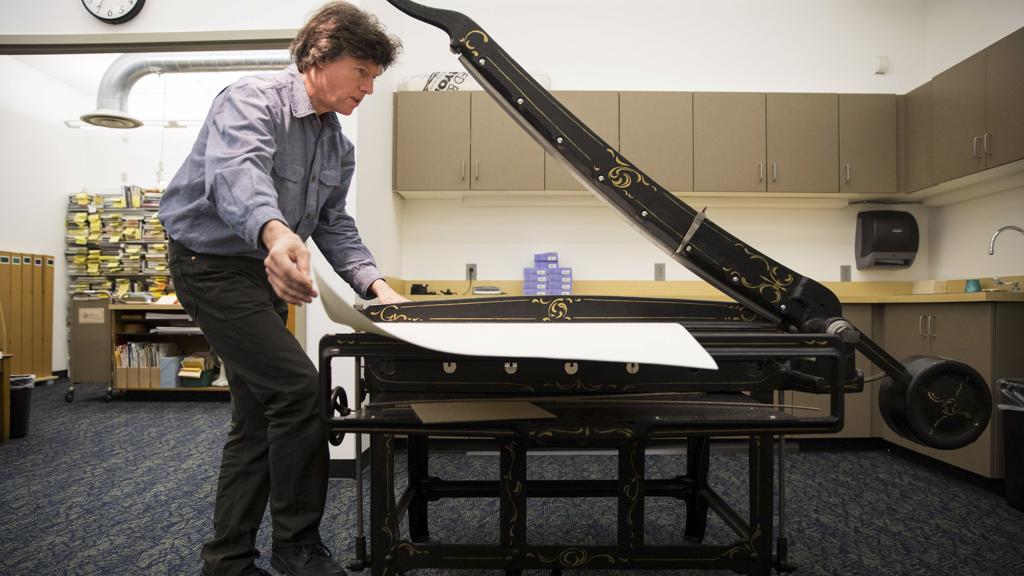 Donald Vass trabalha na recuperação de um livro em uma biblioteca do Condado de King, na região de Seattle. Ele passou os últimos 26 anos de sua vida recuperando livros em estado deplorável | Ruth Fremson/NYT