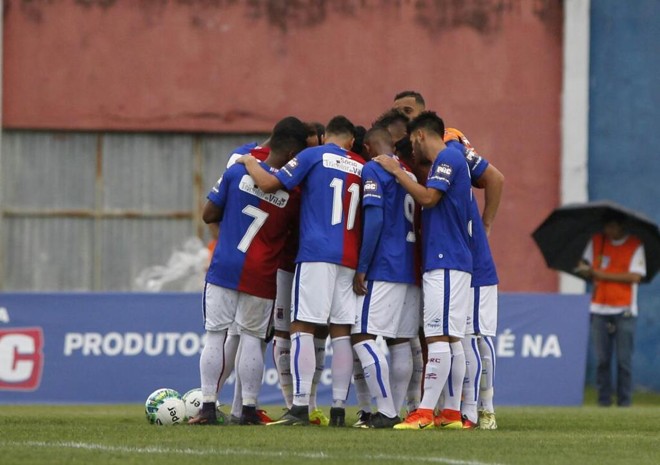 Aquele momento de união antes de botar a bola para rolar na Vila Capanema. | Antonio More/Gazeta do Povo