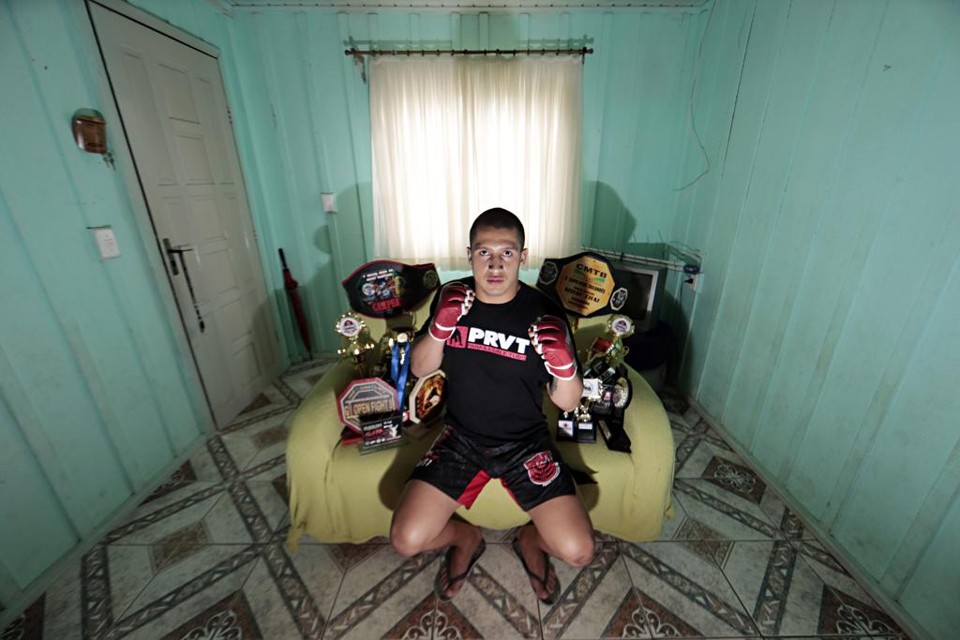 Antonuce Conceição, em casa, rodeado pelos troféus conquistados: história de superação e dor. | Albari Rosa/Gazeta do Povo