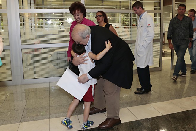 O prefeito ganhou o abraço de um menino, cujo pai está internado no hospital | Albari Rosa/Gazeta do Povo
