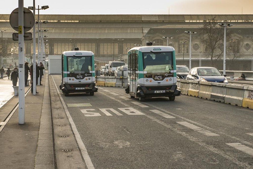 Paris testa vans elétricas e sem motorista Paris testará vans elétricas e sem motorista, gratuitamente, até o próximo dia 7 de abril. | François Grunberg/Mairie de Paris/Divulgação