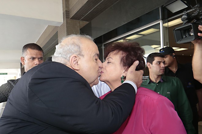 Prefeito e primeira-dama se beijam em frente ao hospital | Albari Rosa/Gazeta do Povo