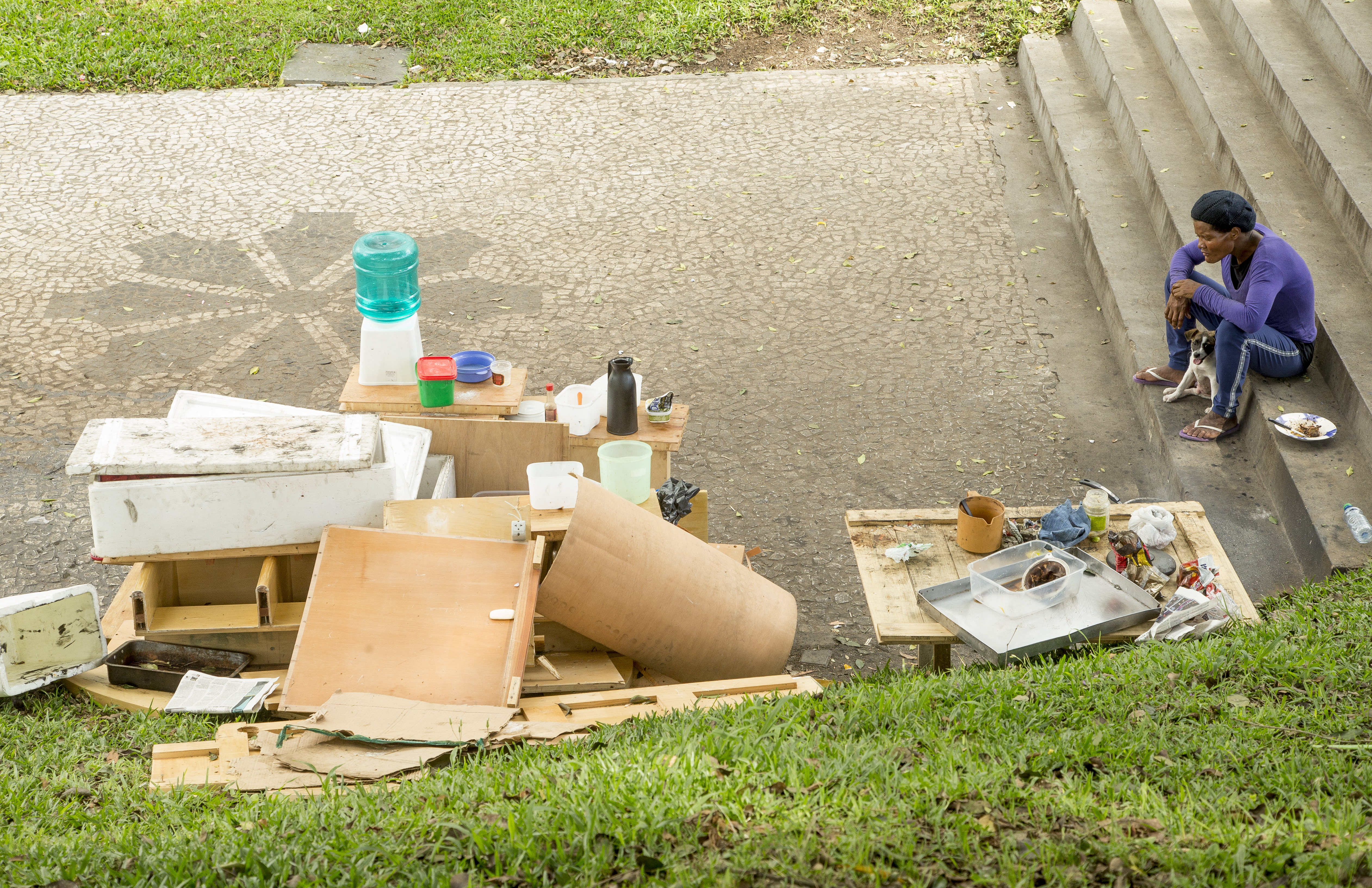 Cozinha improvisada na Praça do Atlético: espaço virou dormitório e banheiro de moradores de rua. | Hugo Harada/Gazeta do Povo