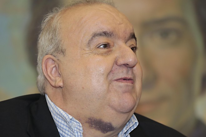 Mancha arroxeada no pescoço do prefeito chamou a atenção durante a coletiva | Albari Rosa/Gazeta do Povo