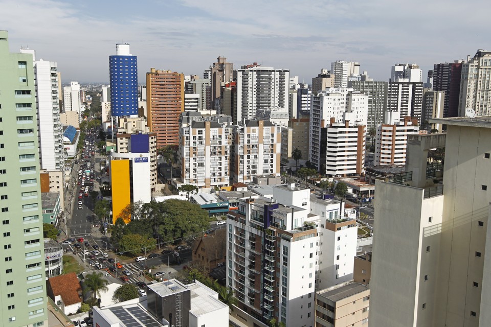 Greca vai revisar Zoneamento de Curitiba proposto por Fruet. Vincular o limite de andares à compra de potencial construtivo é um debate ausente do Zoneamento apresentado por Fruet. | Antônio More/Gazeta do Povo