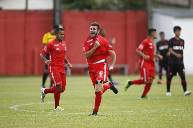 Darlan empatou a partida logo na volta do intervalo | Jonathan Campos Gazeta do Povo