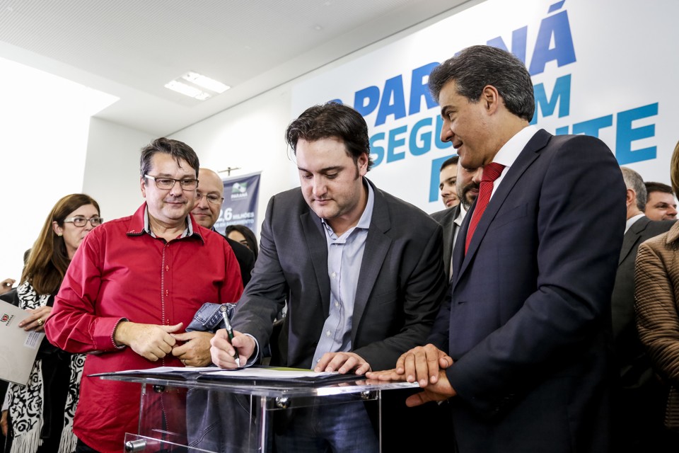 Ratinho (com a caneta á mão) ao lado de Beto Richa (à dir,) | Henry Milleo/Gazeta do Povo/Arquivo