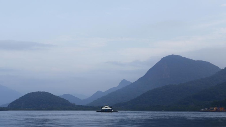 Ferryboat que liga Guaratuba a Matinhos: na alta temporada, filas quilométricas de carros são comuns. | Lineu Filho/Gazeta do Povo