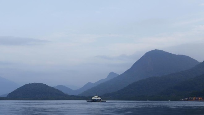 Ferryboat que liga Guaratuba a Matinhos: na alta temporada, filas quilométricas de carros são comuns. | Lineu Filho/Gazeta do Povo