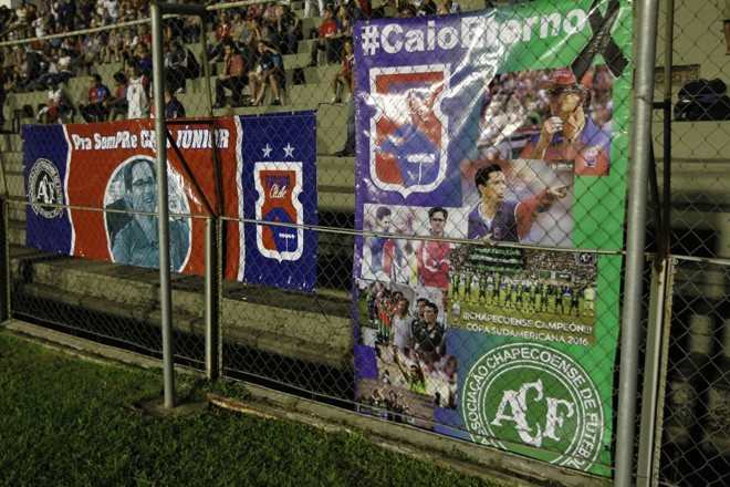 Torcedores paranistas também lembraram o ex-jogador e ex-técnico do clube. No comando do time, Caio Júnior levou o Tricolor à Libertadores. | Antonio More/Gazeta do Povo