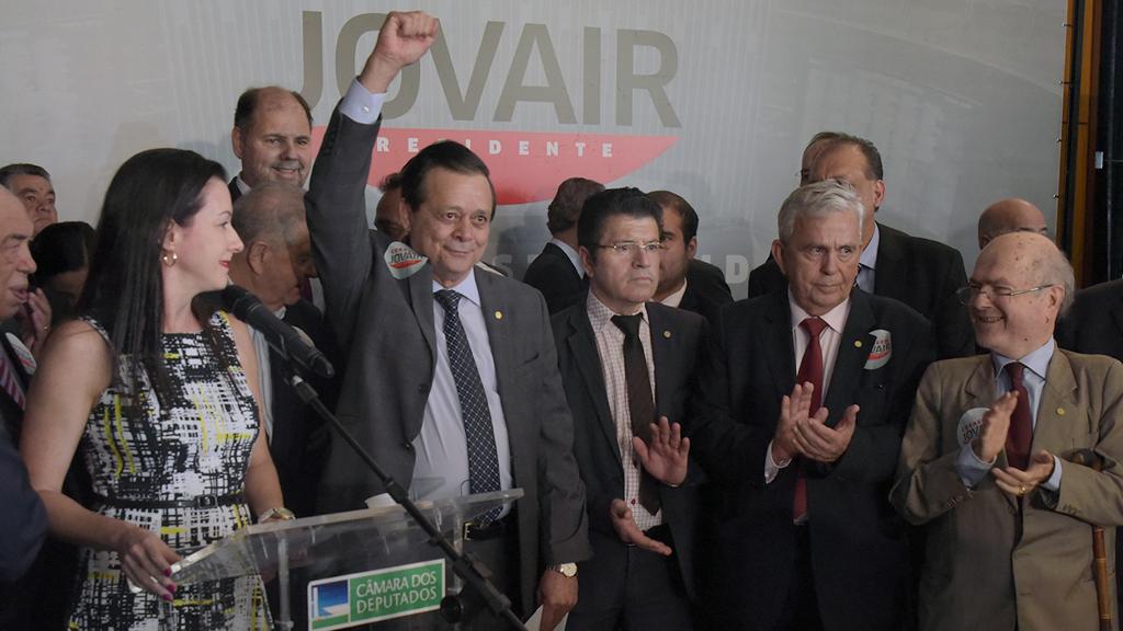 Jovair Arantes (PTB-GO), de mão erguida, lança sua candidatura | Leonardo Prado/Câmara dos Deputados