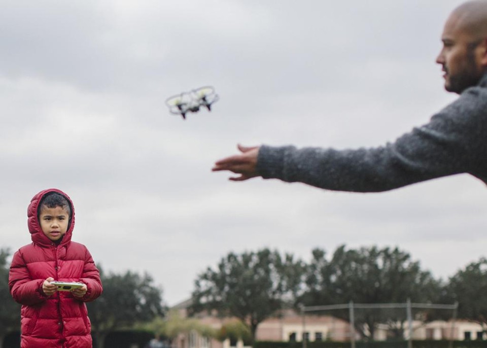 Anthony Melton e seu filho, Noah, pilotam um drone em Sugar Land, texas | BRYAN SCHUTMAAT/NYT