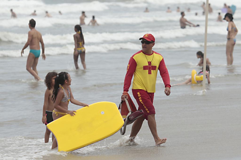 Estudo de hospital do Corpo de Bombeiros do Rio aponta que guarda-vidas estão mais suscetíveis a câncer de pele pela exposição ao sol. | Albari Rosa/Gazeta do Povo