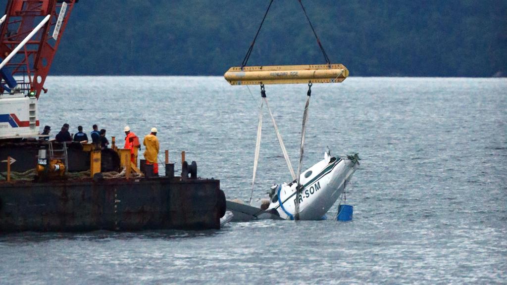 Avião que levava o ministro é içado do mar de Paraty |