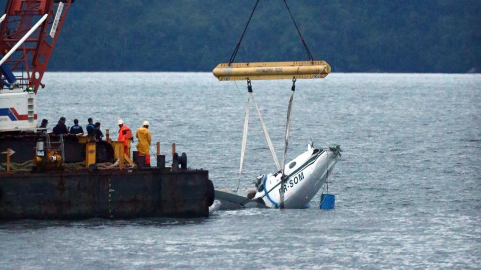 Avião que levava o ministro é içado do mar de Paraty | 