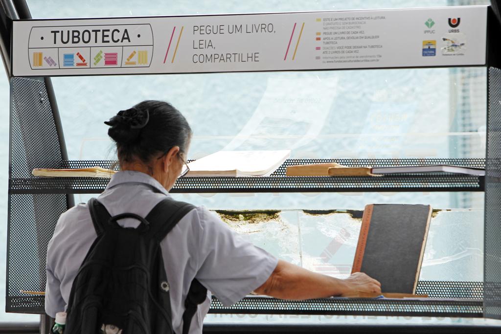 De acordo com a Fundação Cultura de Curitiba, livros são repostos diariamente | Antônio More/Gazeta do Povo