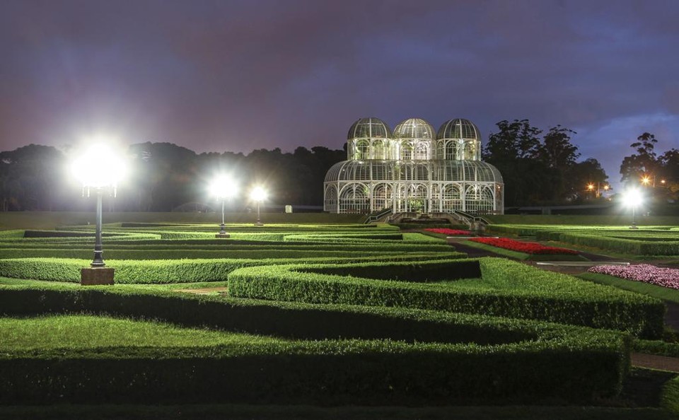 Troca de luminárias de vapor de sódio  por luminárias de LED feita pela prefeitura no Jardim Botânica deve ser concluída em abril. | Daniel Castellano/Gazeta do Povo