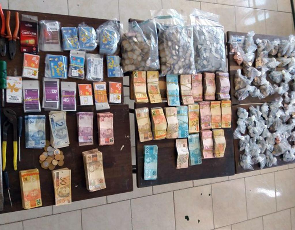 Notas, moedas e chips de celular foram afixados e exibidos na parede da delegacia de Ipanema, em Pontal do Paraná | Divulgação/Polícia Militar