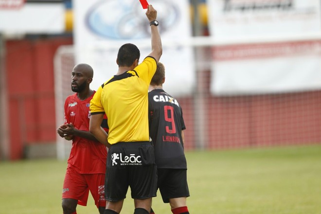 Já no fim da partida, Luiz Henrique foi expulso pelo lado atleticano | Jonathan Campos Gazeta do Povo
