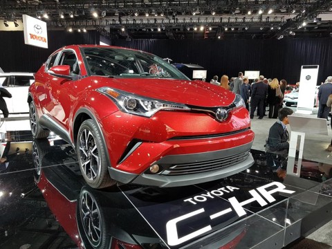 Te cuida, HR-V! Conheça o rival C-HR, da Toyota, que estreia no Brasil em 2018 O crossover C-HR é um dos destaques da Toyota no Salão de Detroit (EUA). Modelo começa a ser vendido no mercado local e no Brasil estreia em 2018. | Renyere Trovão/Gazeta do Povo