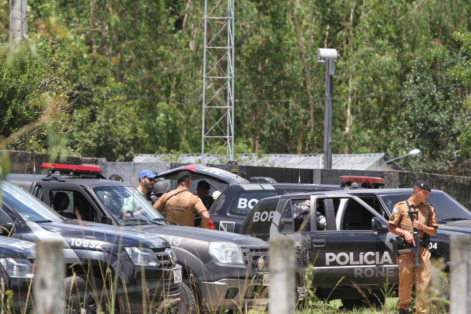 Paraná pediu há 10 meses transferência de 39 presos perigosos do PCC; 6 fugiram Movimentação de policiais nos arredores da penitenciária foi intensa. | Gerson Klaina/Tribuna do Paraná