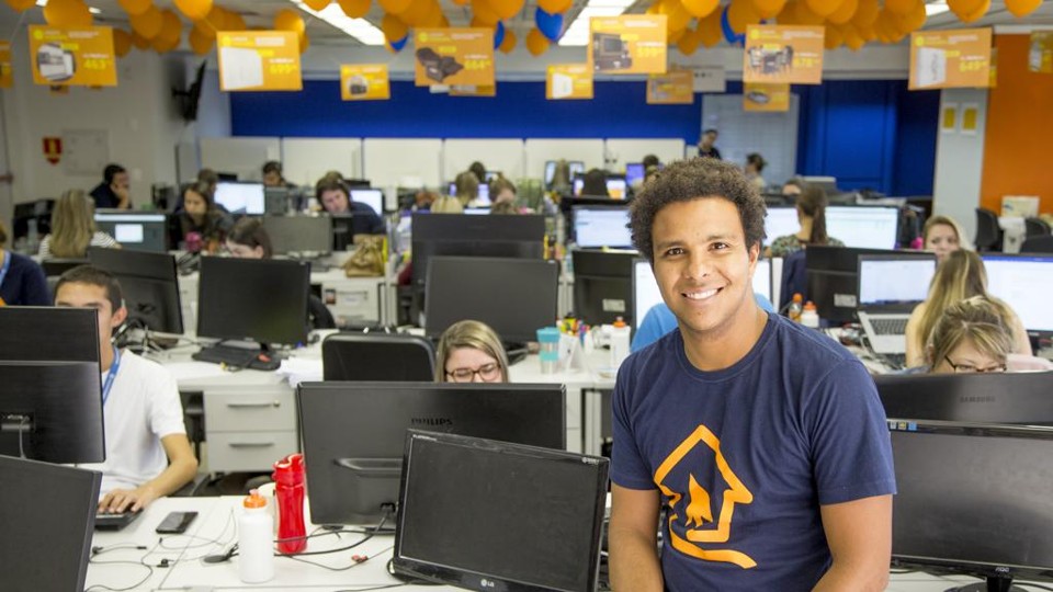 MadeiraMadeira encontra o lucro e planeja faturar R$ 1 bilhão em 2019 Com 230 funcionários, MadeiraMadeira inaugurou uma nova sede no fim de 2016 e integrou o call center com área operacional e comercial | Hugo Harada/Gazeta do Povo